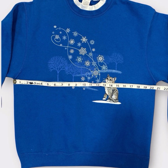 Vintage Blue Cat Snowflake Sweatshirt Medium Winter Kitten Graphic Pullover 90's - Picture 3 of 8